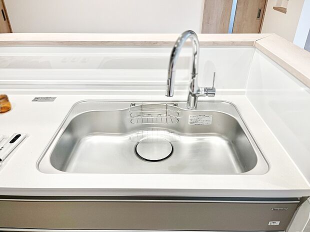 【その他設備(シンク)】広々としたシンクでお料理やお皿洗いもラクラク快適に！