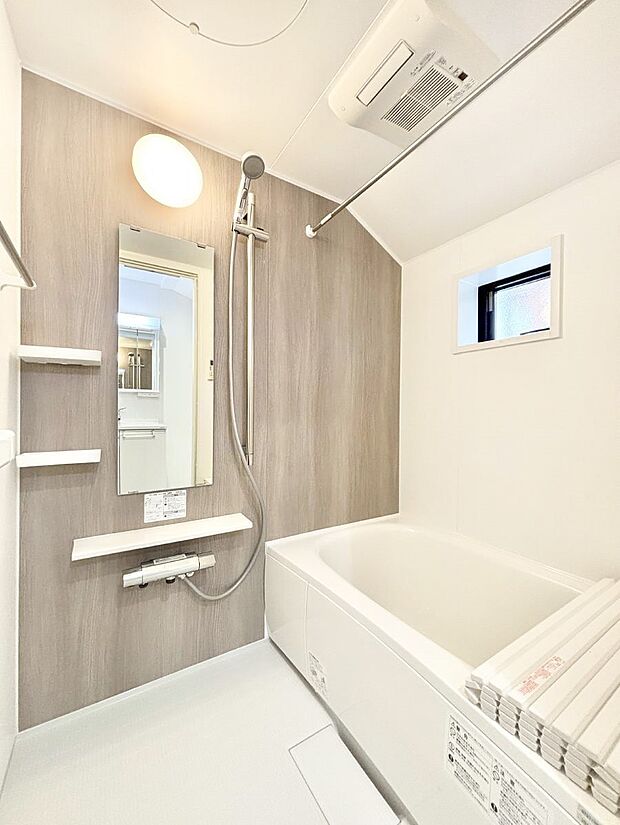 【浴室】～Bath Room～　窓付きのバスルームは、採光もあり明るく気持ちの良い空間です。窓があることで、換気環境も良好。ゆったり寛げるバスルームで、毎日のバスタイムが楽しみになりそうです。