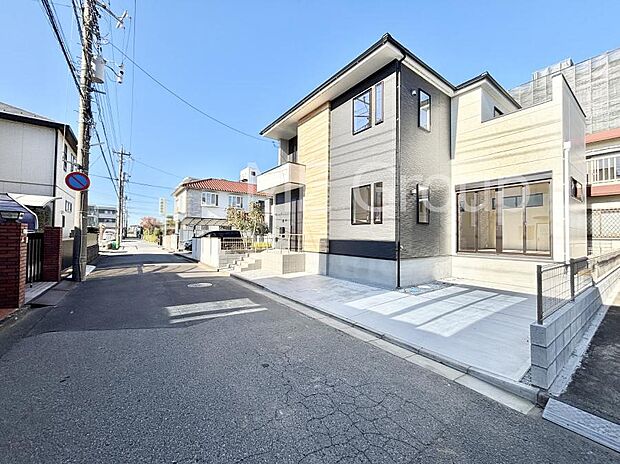 【前面道路含む現地写真】～Exterior～   前面道路は閑静な住宅地をはしる車通りの少ない道路。駐車の出し入れもらくらくです！ご不明点・現地見学のご希望は、お気軽にお問い合わせください！