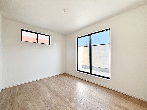 【寝室】～Bed Room～　木の温もりがやさしいフローリングは安らぎをもたらすプライベート空間。明るめのフローリングですので、壁紙ともマッチし、お部屋を更に広く見せてくれる効果も。