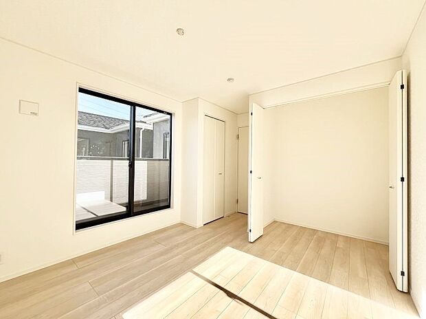 【寝室】◆１号棟◆～Bed Room～　木の温もりがやさしいフローリングは安らぎをもたらすプライベート空間。明るめのフローリングですので、壁紙ともマッチし、お部屋を更に広く見せてくれる効果も。