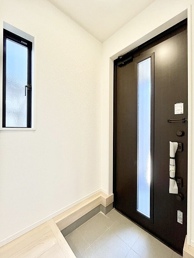 【玄関】◆１号棟◆～Entrance～　玄関は家の顔といわれますが我が家のセンスをさりげなく感じさせる魅力ある玄関造りも楽しみの一つ。帰宅する度に家族がほっとできる心地よい空間造りも大切ですね♪