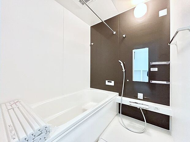 【浴室】◆1号棟◆～Bath Room～　足を伸ばして入浴することが可能！一日の疲れを癒す貴重なバスタイムです。お子様とご一緒でも十分な広さなので、リビングとは違った家族団欒のひと時をお楽しみいただけます。