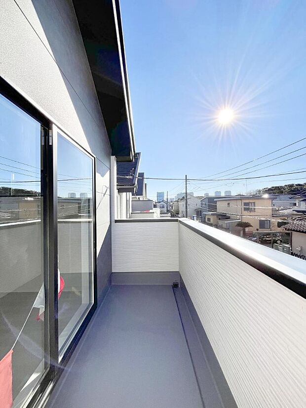 【バルコニー】◆1号棟◆～Balcony～ バルコニーは温かい陽がさしこみ、お布団や洗濯物を気持ちよく干すことができます。使いやすく開放的なバルコニーです♪陽ざしがたっぷり降り注ぐ、バルコニー付き住まい。 