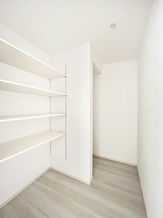 【その他設備(パントリー)】◆1号棟◆食材のストックはもちろん、日用品の収納など使い方はいろいろ！    