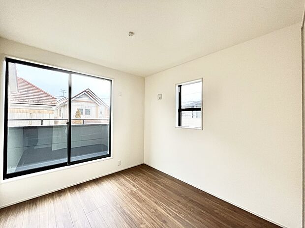 【寝室】◆１号棟◆～Bed Room～　2面採光を確保した明るい室内は、風通しも良く、大変居心地の良い空間となっております。爽やかな風を感じて起きる朝は、快適生活の始まりに！