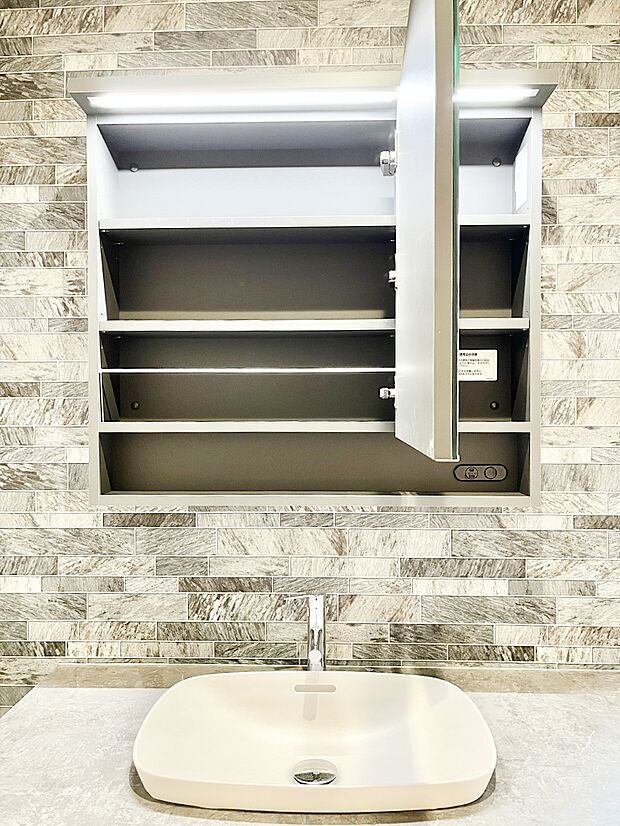 【その他設備(三面鏡裏収納)】◆１号棟◆三面鏡の裏に、化粧品や衛生用品などを収納可能。洗面台をすっきりと保ちます！