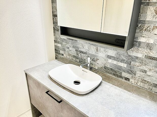 【その他設備(ハンドシャワー水栓)】◆１号棟◆床下収納付き！日用品・非常用品の収納にも大活躍。