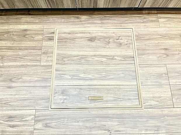 【その他設備(床下収納)】◆１号棟◆ガスコンロはＳｉセンサー搭載。火力調節や焦げ付き・消し忘れも防いでくれます。