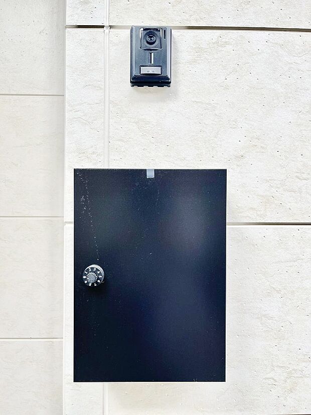 【その他現地】シンプルデザインのポスト。 