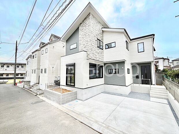 【前面道路含む現地写真】前面道路： 閑静な住宅地をはしる車通りの少ない道路。 駐車の出し入れもらくらくです！ご不明点・現地見学のご希望は、お気軽にお問い合わせください！