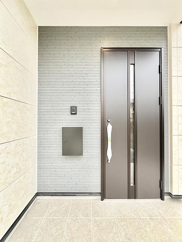 【玄関】～Entrance～　玄関は、お客さんをお迎えする場であり、家族が出入りする場でもあるので「おうちの顔」とも呼ばれる重要な場所！すっきりと明るく、いつでもお客様をお出迎えできるような設計をしました！