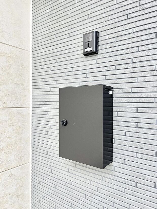 【その他現地】シンプルデザインのポスト。