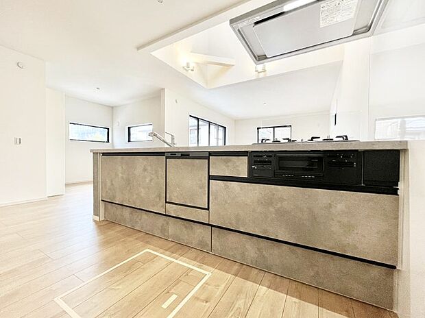 【ダイニングキッチン】～Kitchen～　広くて使いやすいキッチンなら家族でいっしょに料理をつくったり、後片付けも手間なくできちゃいます♪収納もたっぷりあるので、いつもすっきりと清潔な印象を保てます。