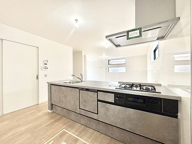 【ダイニングキッチン】～Kitchen～ リビングが見渡せるカウンターキッチン。 料理をしながら家族とコミュニケーションをとれるだけでなく、大きな開放感も得ることができます。 お子様の成長も感じることができますね！