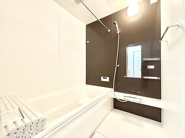 【浴室】～Bath Room～　落ち着いた雰囲気の浴室で明日に向けてリフレッシュ。浴室乾燥機能も付いているので隣の洗濯機置き場で洗い上がった洗濯物を、雨の日も天気を気にせず乾燥させることも可能です。