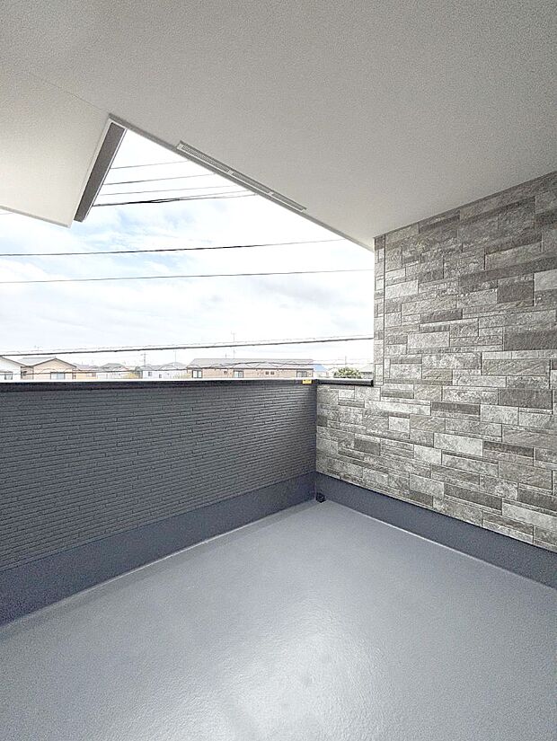 【バルコニー】～Balcony～　南向きのバルコニーの前には雲以外に太陽を遮るものがありません。お洗濯物も乾きやすく、何より明るく気持ちのいい光が入ってきます。使いやすく開放的なバルコニーです♪