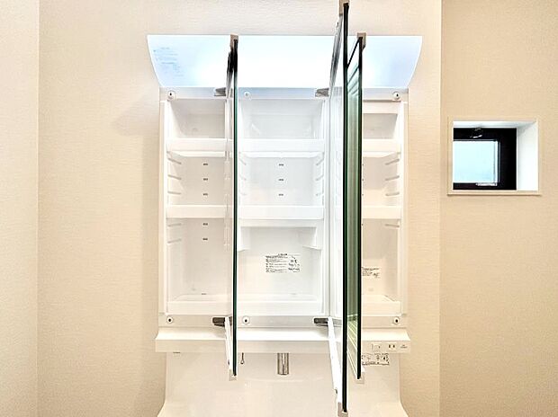 【その他設備(三面鏡裏収納)】三面鏡の裏に、化粧品や衛生用品などを収納可能。洗面台をすっきりと保ちます！