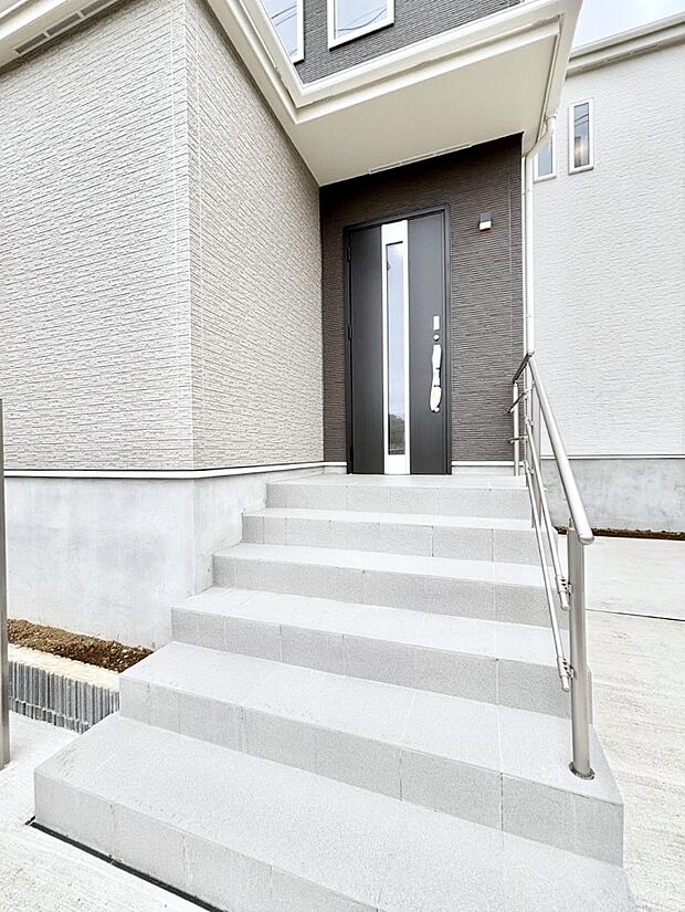 【玄関】～Entrance～　玄関は、お客さんをお迎えする場であり、家族が出入りする場でもあるので「おうちの顔」とも呼ばれる重要な場所！すっきりと明るく、いつでもお客様をお出迎えできるような設計をしました！