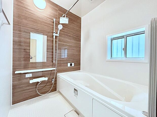 【浴室】～Bath Room～　落ち着いた雰囲気の浴室で明日に向けてリフレッシュ。浴室乾燥機能も付いているので隣の洗濯機置き場で洗い上がった洗濯物を、雨の日も天気を気にせず乾燥させることも可能です。