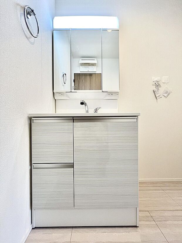 【洗面台・洗面所】◆1号棟◆～Dressing Room～　十分な大きさの洗面台は収納もさる事ながら、身だしなみチェックや歯磨きなど、朝の慌ただしい時間でもホテルライクなスペースで余裕とゆとりを感じて頂けます。