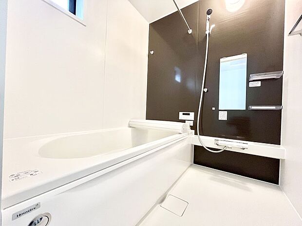 【浴室】～Bath Room～　ゆったりと足を伸ばして入浴することが可能！一日の疲れを癒す貴重なバスタイムです。お子様とご一緒でも十分な広さなので、リビングとは違った家族団欒のひと時をお楽しみいただけます。
