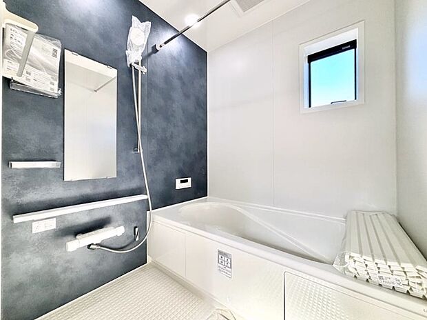 【浴室】～Bath Room～　落ち着いた雰囲気の浴室で明日に向けてリフレッシュ。浴室乾燥機能も付いているので隣の洗濯機置き場で洗い上がった洗濯物を、雨の日も天気を気にせず乾燥させることも可能です。