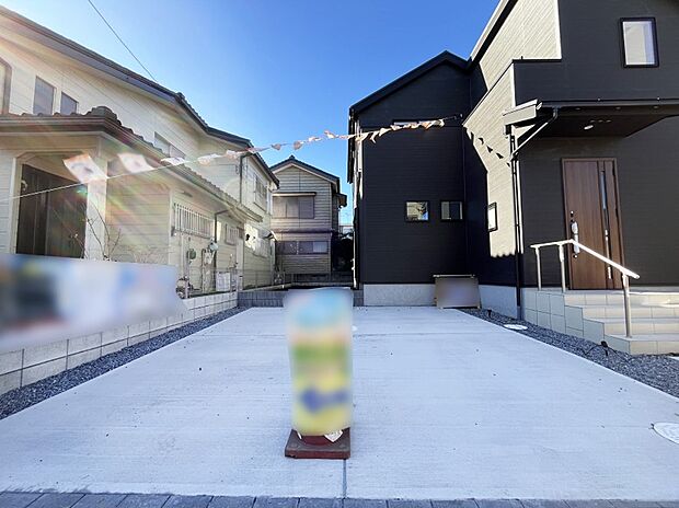 【駐車場】～Parking～　駐車場２台置けます！(車種による)自転車置き場や物置場として、お子様の遊ぶスペースとして、ゆとりある敷地だからこそ可能な多用途にご利用いただけるスペースです。