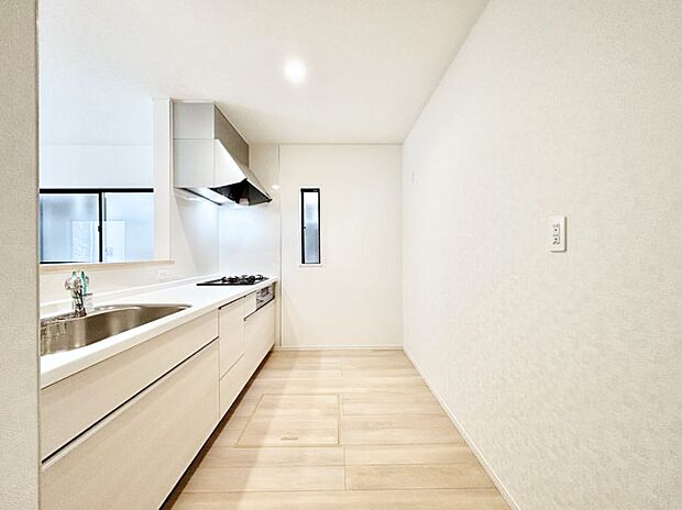 【ダイニングキッチン】◆１号棟◆～Kitchen～　自然光が入る窓のあるキッチン☆毎日使う場所だからこそ、使い勝手を考慮しました。ゆったりとしたキッチンコーナーは質感豊かな仕上がりとなっております。