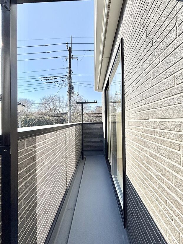 【バルコニー】◆１号棟◆～Balcony～ バルコニーは温かい陽がさしこみ、お布団や洗濯物を気持ちよく干すことができます。 使いやすく開放的なバルコニーです♪陽ざしがたっぷり降り注ぐ、バルコニー付き住まい。 