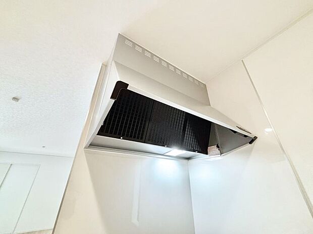 【その他設備(レンジフード)】◆１号棟◆基本的なお手入れはフィルターのみ！お手入れのしやすさも魅力です。