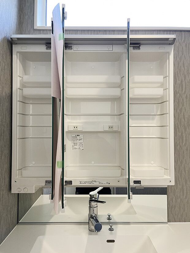 【その他設備(三面鏡裏収納)】◆１号棟◆三面鏡の裏に、化粧品や衛生用品などを収納可能。洗面台をすっきりと保ちます！