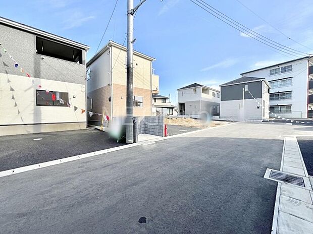 【前面道路含む現地写真】～Exterior～　前面道路は閑静な住宅地をはしる車通りの少ない道路。駐車の出し入れもらくらくです！ご不明点・現地見学のご希望は、お気軽にお問い合わせください！