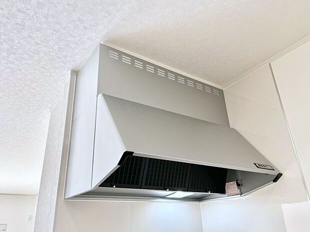 【その他設備(レンジフード)】◆３号棟◆基本的なお手入れはフィルターのみ！お手入れのしやすさも魅力です。