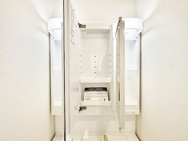 【その他設備(三面鏡裏収納)】◆A号棟◆三面鏡の裏に、化粧品や衛生用品などを収納可能。洗面台をすっきりと保ちます！