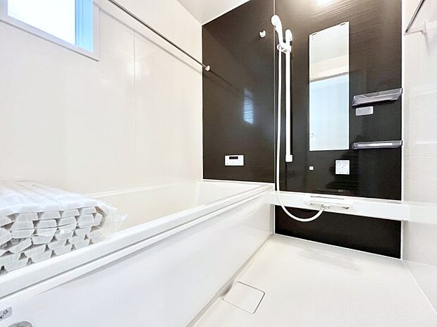 【浴室】～Bath Room～　落ち着いた雰囲気の浴室で明日に向けてリフレッシュ。浴室乾燥機能も付いているので隣の洗濯機置き場で洗い上がった洗濯物を、雨の日も天気を気にせず乾燥させることも可能です。