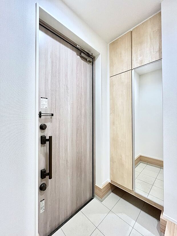 【玄関】～Entrance～　下駄箱ミラー付なので、お出かけ前の身だしなみチェックに◎♪玄関はお客様をお出迎えする一番最初の場所、帰ってくる時に入る最初の場所。そんな場所だからこそ、より良い空間に…♪