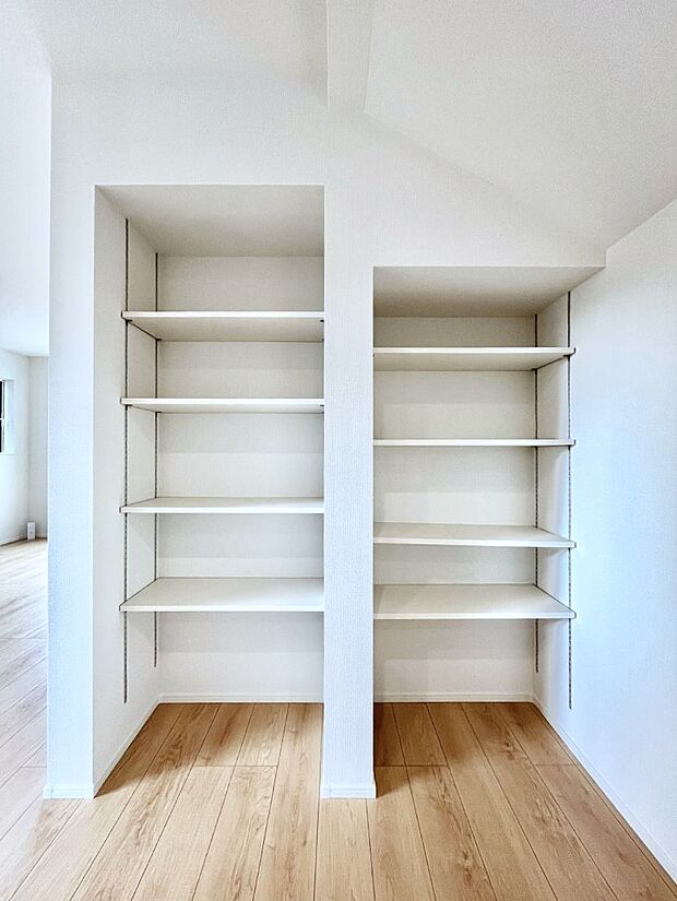 【その他設備(パントリー)】キッチンにはパントリー！食材のストックはもちろん、日用品の収納など使い方はいろいろ！