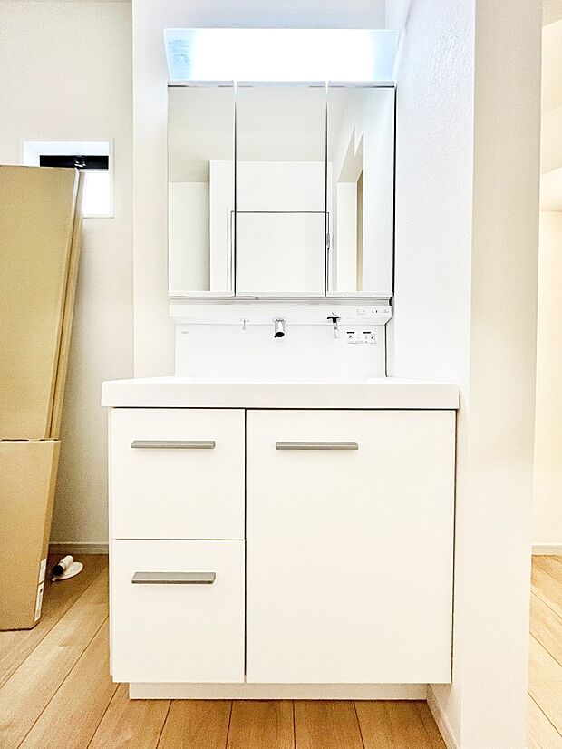 【洗面台・洗面所】～Dressing Room～ 清潔感溢れる色合いで統一されていると、スッキリと整った印象をうけます。 鏡の裏にはたっぷりと収納スペースを標準装備！ 水廻りは、シンプルかつ機能性を重視して。