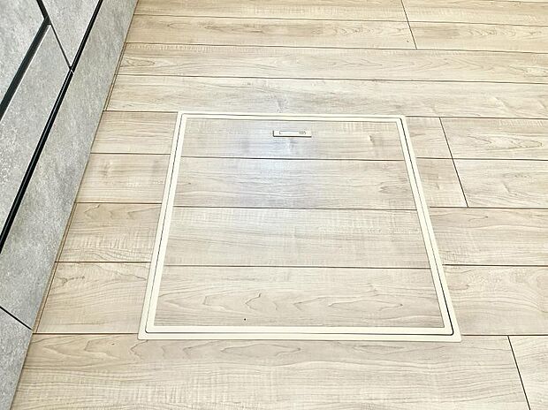 【その他設備(床下収納)】床下収納付き！日用品・非常用品の収納にも大活躍。