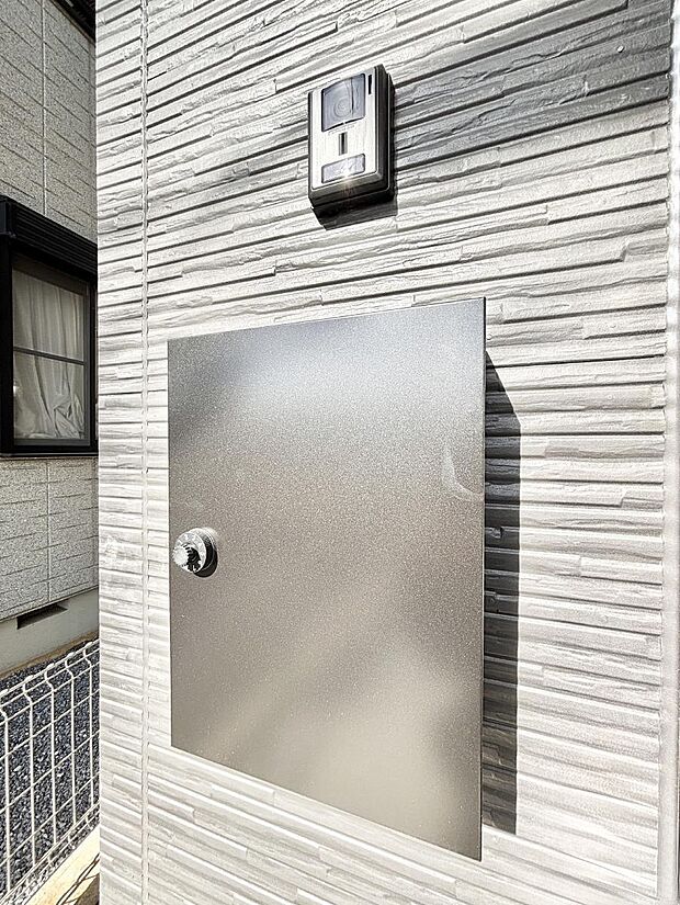 【その他現地】シンプルデザインのポスト。