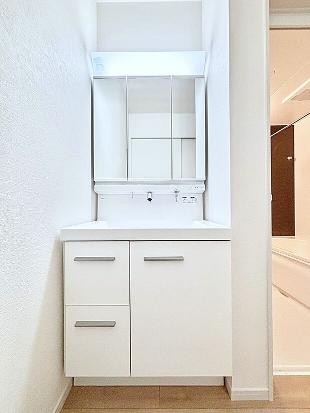 【洗面台・洗面所】～Dressing Room～　明るく清潔感溢れるパウダールーム。毎日使う場所だからこそ、快適な空間となっております。シャンプードレッサーを採用しておりますので、朝シャンも手軽に出来ます。