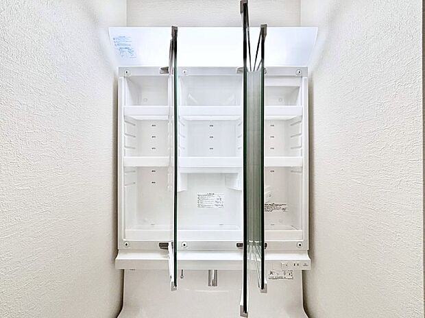 【その他設備(三面鏡裏収納)】三面鏡の裏に、化粧品や衛生用品などを収納可能。洗面台をすっきりと保ちます！