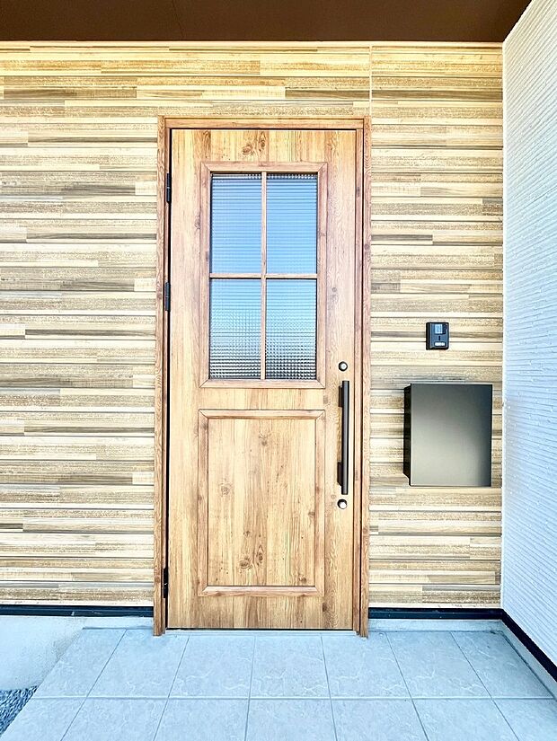 【玄関】～Entrance～　玄関は、お客さんをお迎えする場であり、家族が出入りする場でもあるので「おうちの顔」とも呼ばれる重要な場所！すっきりと明るく、いつでもお客様をお出迎えできるような設計をしました！