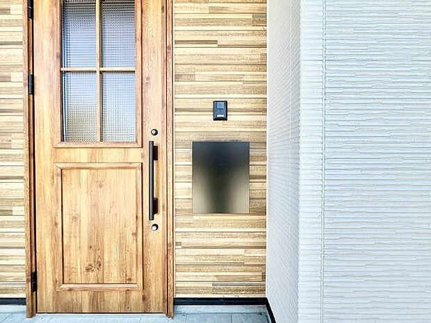 【その他現地】シンプルデザインのポスト。