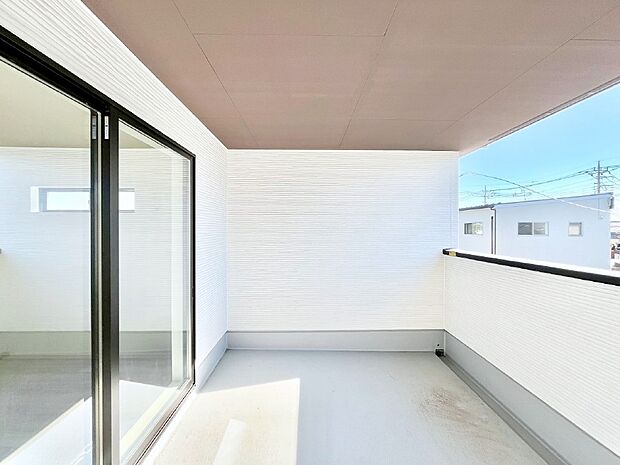 【バルコニー】～Balcony～　インナーバルコニーは洗濯物を干すスペースとして急な雨で洗濯物が濡れてしまうのを防いでくれます◎チェアでくつろいだり、夏には周りを気にせずビニールプールが楽しめますね♪