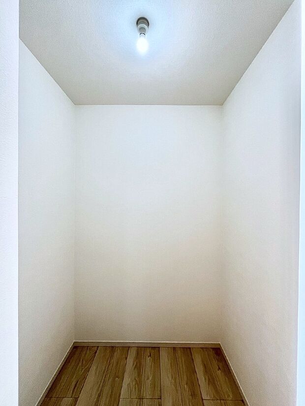 【その他設備(ファミリークローク)】家族みんなの共有物を収納するのに便利なファミリークローク