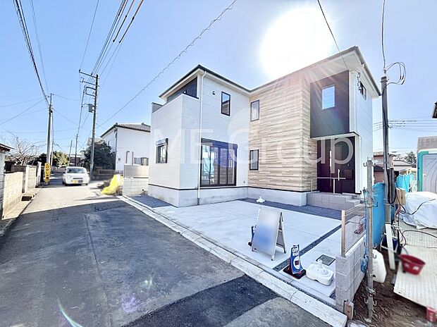 【前面道路含む現地写真】前面道路： 北 4m 公道　前面道路は閑静な住宅地をはしる車通りの少ない道路。駐車の出し入れもらくらくです！ご不明点・現地見学のご希望は、お気軽にお問い合わせください！