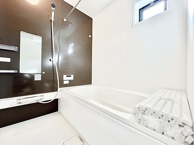 【浴室】～Bath Room～　落ち着いた雰囲気の浴室で明日に向けてリフレッシュ。浴室乾燥機能も付いているので隣の洗濯機置き場で洗い上がった洗濯物を、雨の日も天気を気にせず乾燥させることも可能です。