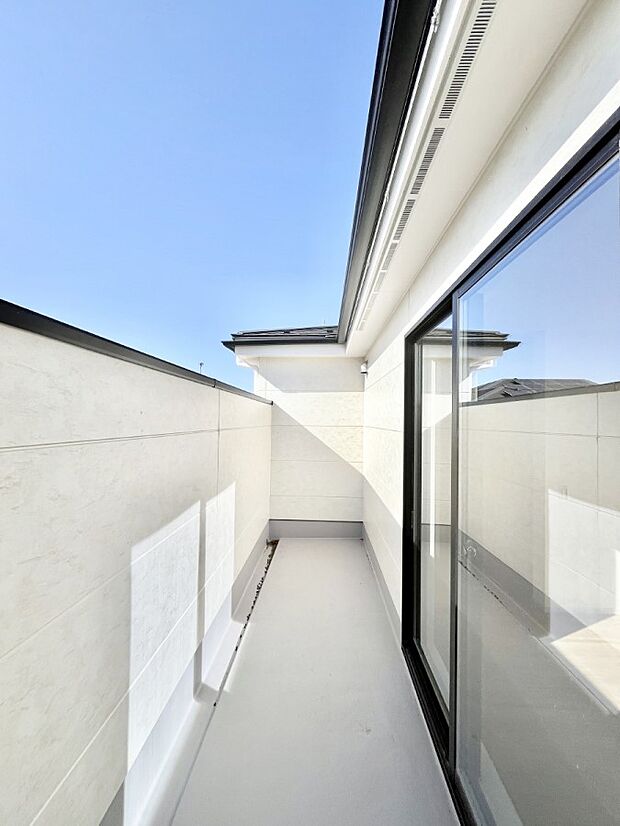 【バルコニー】～Balcony～ バルコニーは温かい陽がさしこみ、お布団や洗濯物を気持ちよく干すことができます。 使いやすく開放的なバルコニーです♪陽ざしがたっぷり降り注ぐ、バルコニー付き住まい。 